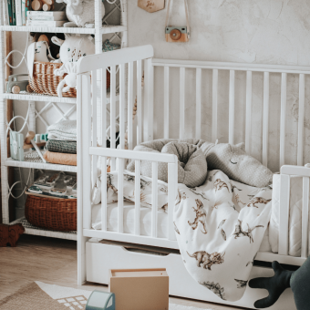 Noble Cot Bed Targi dla dzieci Kind Und Jugend Woodies Safe Dreams łóżeczka dla dzieci, łóżeczko dziecięce, łóżka dziecięce, łóżeczko, łóżeczko dla dziecka, łóżeczka, łóżeczka drewniane, łóżeczko niemowlęce, łóżeczka niemowlęce, dziecięce i niemowlęce łóżeczko Smooth Cot Woodies®Safe Dreams  łóżeczka z wyposażeniem, lóżka, łóżko z szufladą, łóżeczko dziecięce z szufladą, w łóżeczku materac dla niemowlaka, łóżeczko białe,  łóżeczko dla noworodka,  łózka dziecięce, dla noworodka, łóżeczko dziecięce z przewijakiem, łóżeczko białe z szufladą, łóżko drewniane dla dziecka, łóżeczko dla noworodka, łóżeczko drewniane dla dziecka Woodies – łóżka drewniane dla dzieci, łóżka dla dzieci drewniane, pokoik dla niemowlaka, wyprawka dla noworodka sklep, łóżko z wyposażeniem, łóżeczko wyposażeniem, wyprawka dla niemowlaka sklep, wyprawka do łóżeczka,