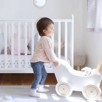 Drewniane łóżeczko dziecięce i niemowlęce Classic Cot Bed Woodies Safe Dreams, łóżeczka dla dzieci, łóżeczko dziecięce, łóżka dziecięce, łóżeczko, łóżeczko dla dziecka, łóżeczka, łóżeczka drewniane, łóżeczko niemowlęce, łóżeczka niemowlęce, dziecięce i niemowlęce łóżeczko Smooth Cot Woodies®Safe Dreams  łóżeczka z wyposażeniem, lóżka, łóżko z szufladą, łóżeczko dziecięce z szufladą, w łóżeczku materac dla niemowlaka, łóżeczko białe,  łóżeczko dla noworodka,  łózka dziecięce, dla noworodka, łóżeczko dziecięce z przewijakiem, łóżeczko białe z szufladą, łóżko drewniane dla dziecka, łóżeczko dla noworodka, łóżeczko drewniane dla dziecka Woodies – łóżka drewniane dla dzieci, łóżka dla dzieci drewniane, pokoik dla niemowlaka, wyprawka dla noworodka sklep, łóżko z wyposażeniem, łóżeczko wyposażeniem, wyprawka dla niemowlaka sklep, wyprawka do łóżeczka,
