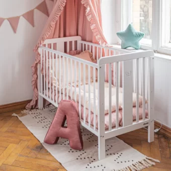 Lozeczko dzieciece i niemowlece Fairy Cot Woodies Safe Dreams, lozeczko, lozeczko niemowlece, lozeczko dla niemowlaka, meble dzieciece, meble dla niemowlat, wyprawka dla noworodka, materac dla niemowlaka, materac dla dziecka, lozeczko z materacem, lozeczko z wyposazeniem, lozeczko z szuflada
