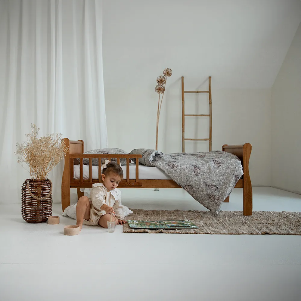 Woodies Safe Dreams 140x70 Toddler Bed vintage lozeczko dla trzylatka przedszkolaka drewniane jasny braz jasny orzech vintage