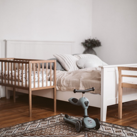 Drewniane mini lozeczko Bedside Crib Vintage jasny orzwch braz 90x40 mini lozeczko dostawne do lozka rodzicow Woodies Safe Dreams wyprawka dla noworodka łóżeczko dostawne