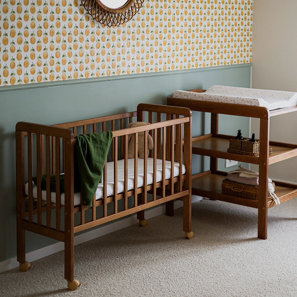 Łóżeczko dla niemowląt Side Crib vintage łóżeczeko dostawne brązowe vintage z opuszczanym bokiem Woodies Safe Dreams